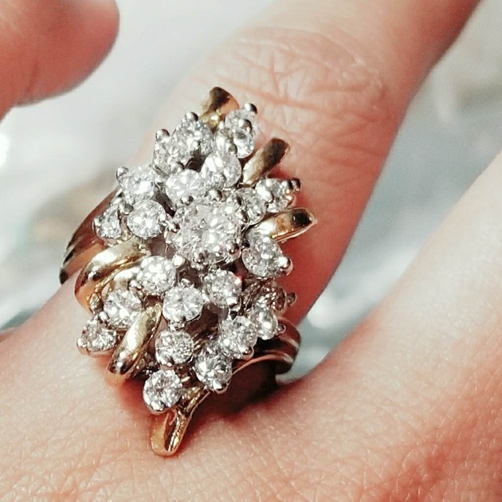 14k si1 real.diamond ring very classy